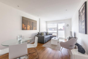 Luxury 2-Bed Flat parking and close to the tube
